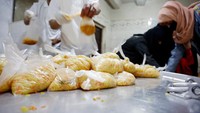 Makanan gratis tersebut dibagikan kepada warga dari kelompok dapur amal di negara tersebut.