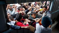 Ini potret miris sejumlah warga Yaman yang antre makanan gratis di kawasan Sanaa, Rabu (29/12/2022).