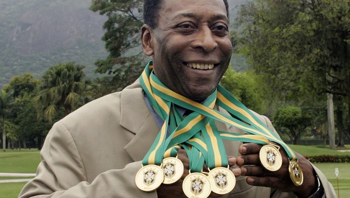 TOPSHOT - Brazilian football legend Edson Arantes do Nascimento, known as Pele, poses with his six Brazils champion medals on December 22, 2010 during a ceremony in Rio de Janeiro, Brazil. After the Brazilian Football Confederation validated a old championship to Peles team Santos, the player became the most honoured Brazilian footballer.    AFP  PHOTO/CAIO LEAL (Photo by CAIO LEAL / AFP) (Photo by CAIO LEAL/AFP via Getty Images)