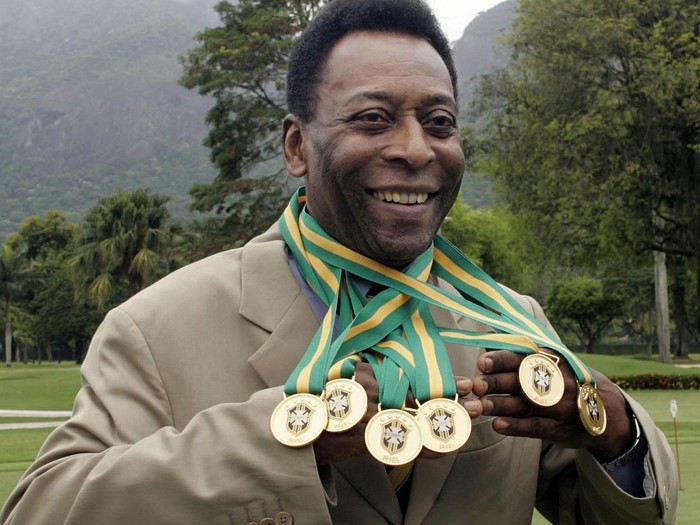 TOPSHOT - Brazilian football legend Edson Arantes do Nascimento, known as Pele, poses with his six Brazils champion medals on December 22, 2010 during a ceremony in Rio de Janeiro, Brazil. After the Brazilian Football Confederation validated a old championship to Peles team Santos, the player became the most honoured Brazilian footballer.    AFP  PHOTO/CAIO LEAL (Photo by CAIO LEAL / AFP) (Photo by CAIO LEAL/AFP via Getty Images)