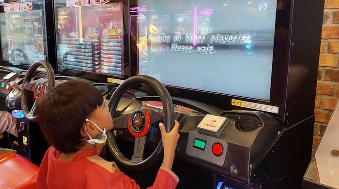 Adam diajak ke wahana bermain anak (Dok. tim berbuatbaik.id)
