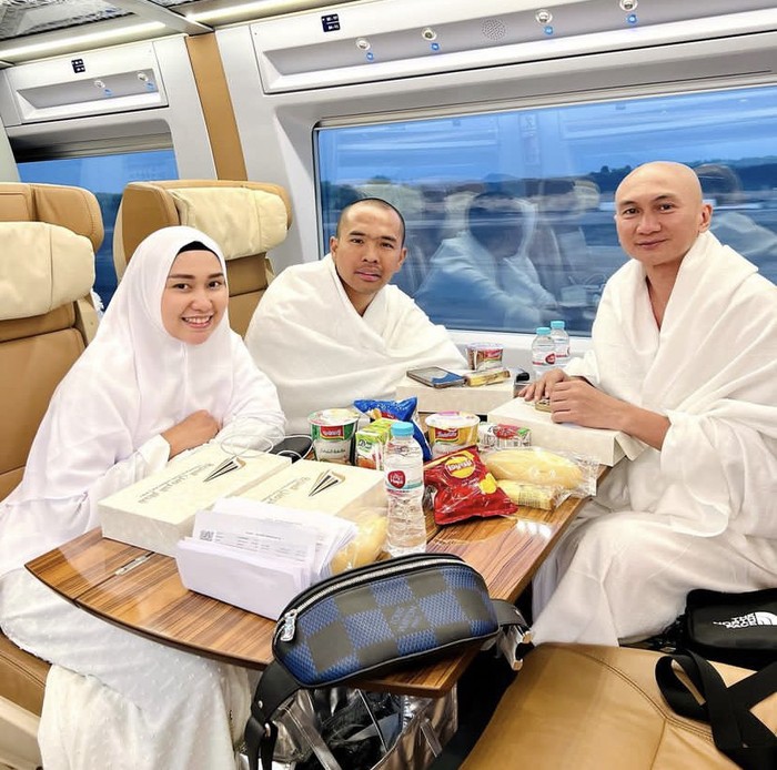Akrab dengan Artis, Ini Momen Putra Siregar saat Makan Bareng Ruben Onsu dan Lesti Billar Akrab dengan Artis, Ini Momen Putra Siregar saat Makan Bareng Ruben Onsu dan Lesti Billar