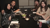 Kedekatan mereka dengan penyanyi Anji juga terlihat di momen makan bersama ini. Putra Siregar mengaku ditraktir makan olen Anji. Foto: Instagram @Putrasiregar17