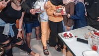 Tak hanya itu, Lesti dan Billar bahkan ikut meramaikan saat Putra Siregar memberikan kejutan kue ulang tahun untuk Septi. Dalam foto ini juga terlihat ada Haris Virza. Foto: Instagram @Putrasiregar17