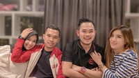 Ada juga momen makan bersama Putra Siregar dan Septi bersama dengan pasangan Gila g dan Shandy Purnamasari pemilik Ms Glow. Foto: Instagram @Putrasiregar17