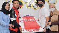 Terkahir ada momen Atta Halilintar dan Aurel Hermansyah saat memberikan kue ulang tahun berukuran jumbo untuk Putra Siregar. Foto: Instagram @Putrasiregar17