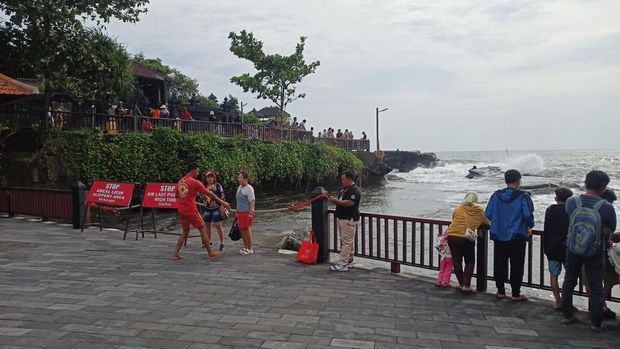 Akses utama menuju batu karang tempat Pura Luhur Tanah Lot, Tabanan, Bali, ditutup pada Jumat (30/12/2022) sore, akibat air laut pasang.