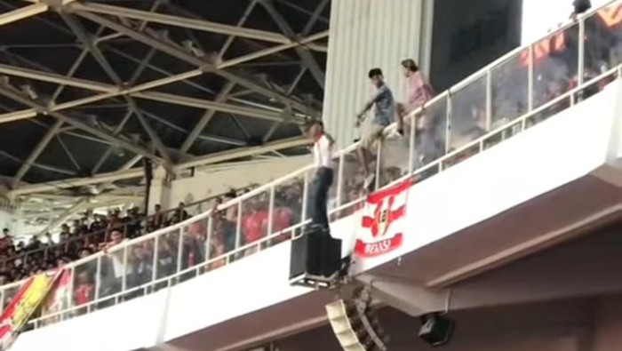Aksi suporter naik sound di GBK