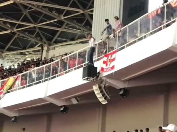 Aksi suporter naik sound di GBK