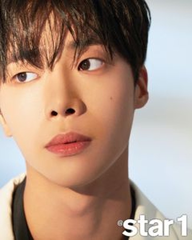 Choo Young WooWajah tampan Choo Young Woo mulai dikenal 2022 setelah membintangi Once Upon a Small Town. Sebelumnya ia juga bermain dalam Police University dan School 2021.Foto: Instagram