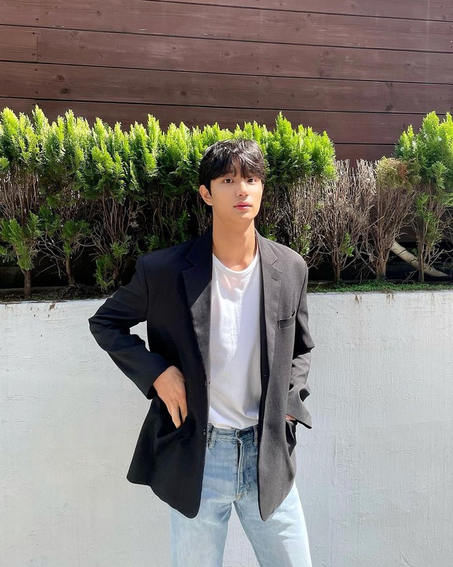 Kim Jae WonSetelah membintangi Our Blues, Kim Jae Won mulai banyak follower. Penampilannya di drama terbaru pun dinantikan para penggemar. Foto: Instagram
