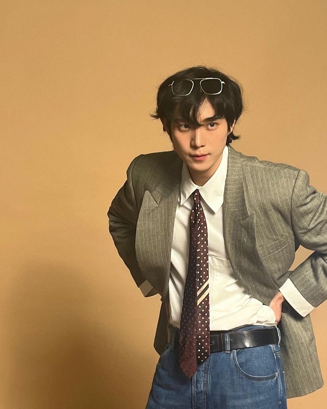 Kim Yeong DaeTahun ini Kim Yeong Dae populer berkat drama Sh**ting Stars dan The Forbidden Marriage Previously. Sebelumnya ia telah memenangkan “Netizen Award” dalam KBS Drama Awards 2020 untuk drama Cheat On Me If You Can bahkan menyabet “Best New Actor” di SBS Drama Awards 2023 untuk serial Penthouse 2 dan Penthouse 3.Foto: Instagram