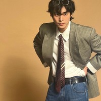 Kim Yeong DaeTahun ini Kim Yeong Dae populer berkat drama Sh**ting Stars dan The Forbidden Marriage Previously. Sebelumnya ia telah memenangkan “Netizen Award” dalam KBS Drama Awards 2020 untuk drama Cheat On Me If You Can bahkan menyabet “Best New Actor” di SBS Drama Awards 2023 untuk serial Penthouse 2 dan Penthouse 3.Foto: Instagram