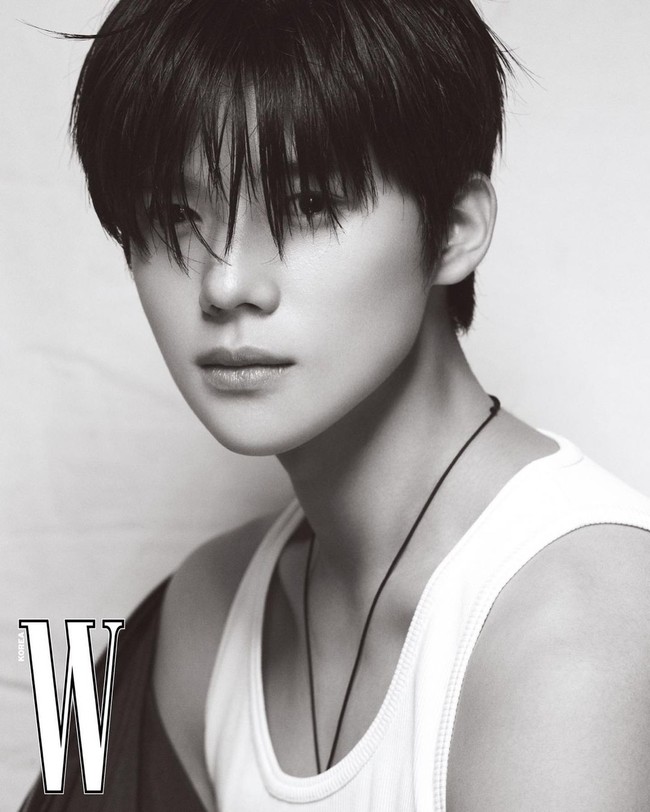 Moon Sang MinNama Moon Sang Min langsung melejit setelah berperan jadi salah satu pangeran di Under The Queen’s Umbrella. Dilaporkan sang aktor mendapatkan lebih dari 20 tawaran kerjasama yang kini masih dipikirkan matang-matang.Foto: Instagram