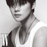 Moon Sang MinNama Moon Sang Min langsung melejit setelah berperan jadi salah satu pangeran di Under The Queen’s Umbrella. Dilaporkan sang aktor mendapatkan lebih dari 20 tawaran kerjasama yang kini masih dipikirkan matang-matang.Foto: Instagram