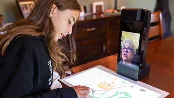 Nama Amazon Glow mungkin tidak begitu familiar karena perangkat ini memang tidak laku. Amazon Glow merupakan perangkat video call plus proyektor yang ditujukan untuk anak-anak. Namun hanya sekitar setahun setelah diluncurkan, Amazon menghentikan dukungannya untuk Glow. Foto: The Verge