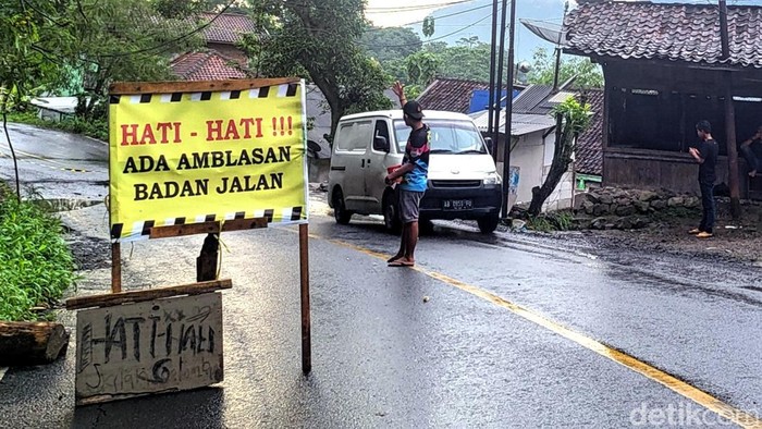 Amblesan jalan di Pasir Suren Sukabumi