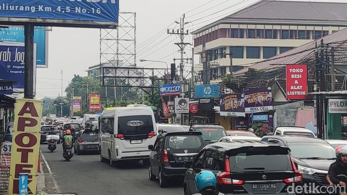 Arus lalu lintas di simpang empat MM UGM, Sleman, Jumat (30/12/2022).