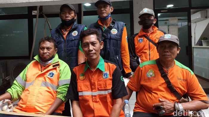 Azwar Laware (tengah duduk). (Tiara Aliya/detikcom)