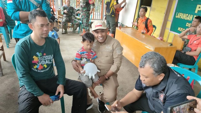Balita korban longsor dan Maros selamat usai tersangkut di pohon bambu.