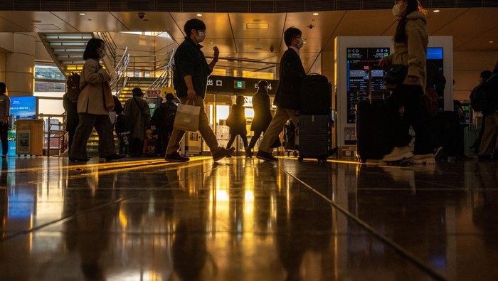 Passengers arrive at Tokyo's Haneda international airport on December 29, 2022, ahead of the New Year's holiday. (Photo by Philip FONG / AFP) (Photo by PHILIP FONG/AFP via Getty Images)