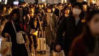 Penumpang tiba di Bandara Internasional Haneda Tokyo, Jepang, Kamis (29/12/2022).