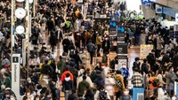 Di Bandara Haneda di Tokyo, antrean pun mengular di area keberangkatan dan kedatangan sejak Kamis pagi.