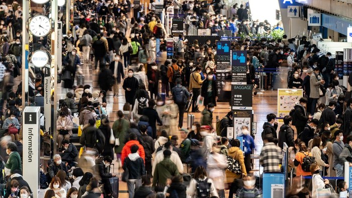 Passengers arrive at Tokyos Haneda international airport on December 29, 2022, ahead of the New Years holiday. (Photo by Philip FONG / AFP) (Photo by PHILIP FONG/AFP via Getty Images)