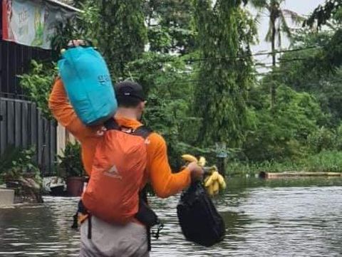 Rumah warga di Kecamatan Manggala, Makassar sudah sepekan terendam banjir.