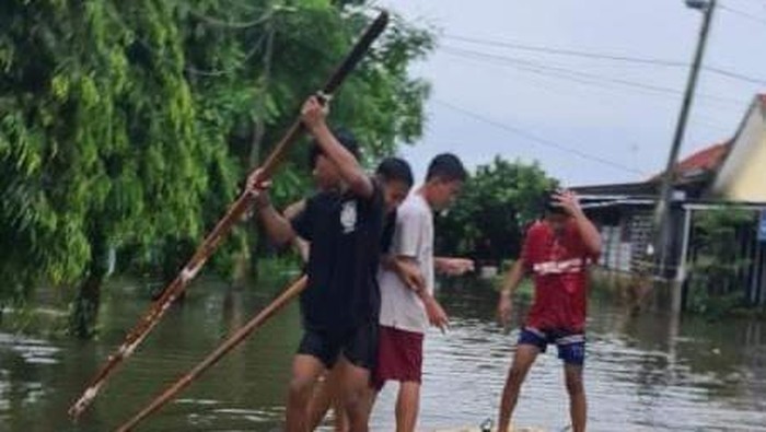 Rumah warga di Kecamatan Manggala, Makassar sudah sepekan terendam banjir.