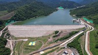 Selain itu juga tersedia Pembangkit Listrik Tenaga Surya (PLTS) sebesar 35 KW yang digunakan untuk operasi bendungan sebagai alternatif PLN. Bendungan ini juga yang pertama menggunakan teknologi buka tutup pintu air jarak jauh dengan jaringan internet. Foto: Dok. Kementerian PUPR