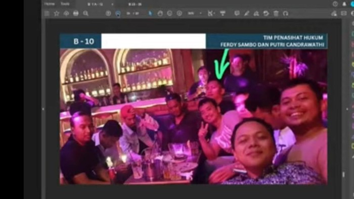 Pihak Ferdy Sambo dan Putri Candrawathi serahkan bukti berupa foto Yosua saat di tempat hiburan malam ke hakim (Foto: Tangkapan layar TV Pool)