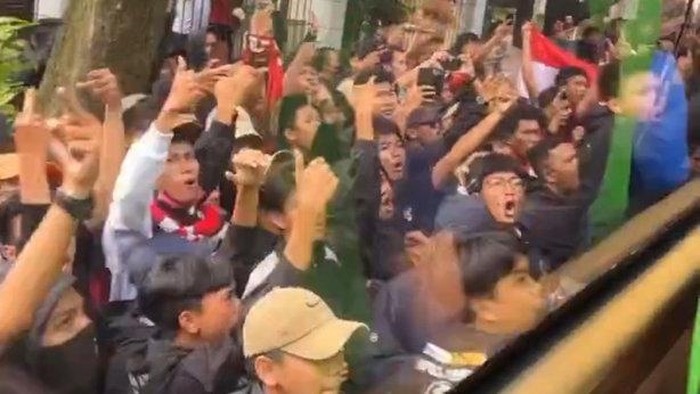 Aksi Oknum Suporter Indonesia Serang Bus Thailand Dikecam