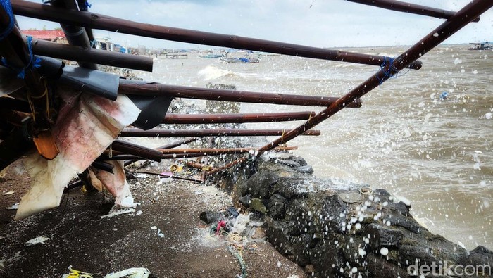 Deretan kapal nelayan tertambat di pantai Tanjung Pasir, Kabupaten Tangerang, Banten, Jumat (30/12/2022). Nelayan memilih tidak melaut untuk mencari ikan lantaran cuaca ekstrim dengan angin kencang.