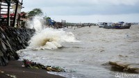 Mendung juga terlihat menggelanyut di langit Pantai Tanjung Pasir, Kabupaten Tangerang.