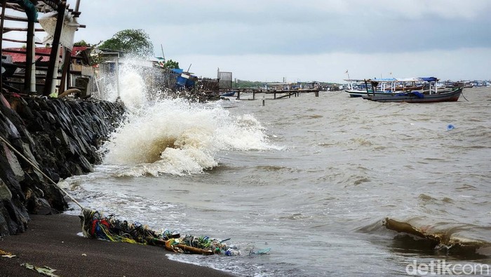 Deretan kapal nelayan tertambat di pantai Tanjung Pasir, Kabupaten Tangerang, Banten, Jumat (30/12/2022). Nelayan memilih tidak melaut untuk mencari ikan lantaran cuaca ekstrim dengan angin kencang.