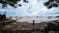 Angin di kawasan pantai juga kencang.