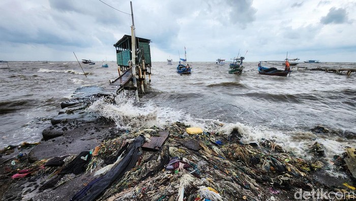 Deretan kapal nelayan tertambat di pantai Tanjung Pasir, Kabupaten Tangerang, Banten, Jumat (30/12/2022). Nelayan memilih tidak melaut untuk mencari ikan lantaran cuaca ekstrim dengan angin kencang.