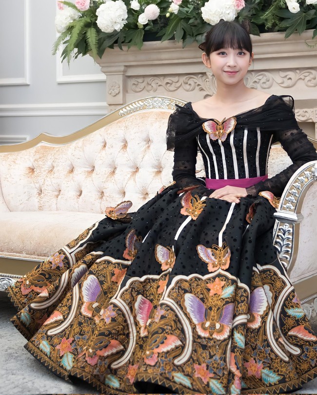 Dita Karang memulai debutnya sebagai personel grup SECRET NUMBER pada 2020. Berparas ayu, Dita Karang diketahui memiliki darah bangsawan kerajaan Bali. Foto: Instagram