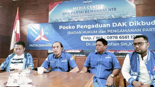DPD Demokrat NTB saat memberi catatan khusus pemerintahan Gubernur NTB dan Wakil Gubernur NTB sepanjang tahun 2022, Jumat sore (30/12/2022).