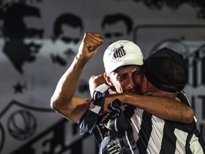 Duka Mendalam Para Suporter Atas Wafatnya Sang Legenda Pele