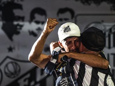 Duka Mendalam Para Suporter Atas Wafatnya Sang Legenda Pele
