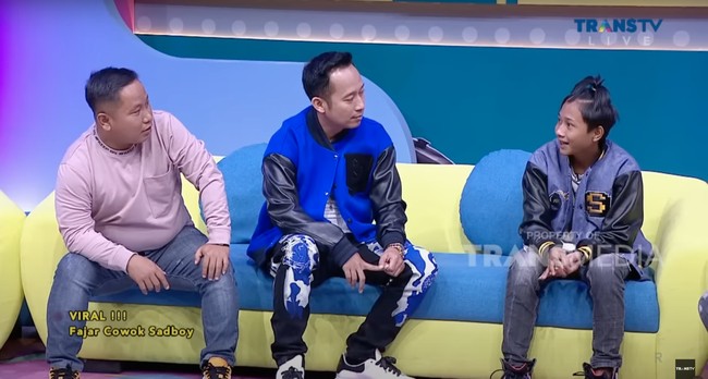 Pengguna setia media sosial pastinya sudah tidak asing lagi dengan sosok Fajar Sad Boy. Namanya belakangan tengah menjadi viral hingga diundang menjadi bintang tamu di sejumlah acara televisi dan podcast para artis. Foto: YouTube/Trans TV Official