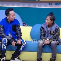 Pengguna setia media sosial pastinya sudah tidak asing lagi dengan sosok Fajar Sad Boy. Namanya belakangan tengah menjadi viral hingga diundang menjadi bintang tamu di sejumlah acara televisi dan podcast para artis. Foto: YouTube/Trans TV Official
