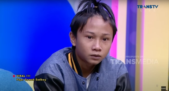 Dalam video yang viral Fajar mengaku ditolak oleh wanita yang dicintainya hingga membuat Fajar begitu patah hati sampai menangis sesenggukan. Video tersebut rupanya berhasil menarik perhatian para netizen. Foto: YouTube/Trans TV Official