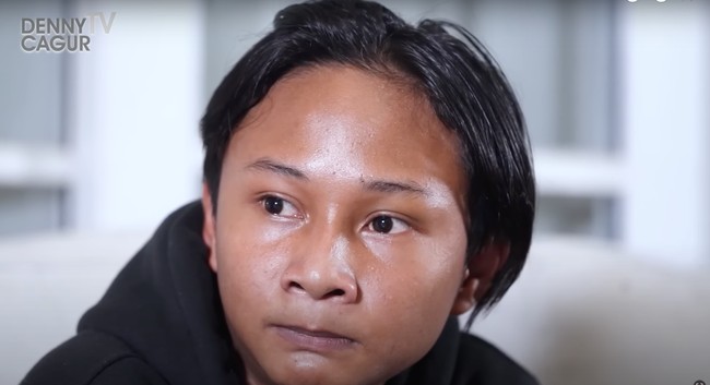 Dalam wawancaranya dengan Denny Cagur, Fajar mengatakan jika anak tertua dalam keluarganya ialah ayahnya. Walaupun Denny sempat menjelaskan beberapa kali namun Fajar tetap kekeh mengatakan jika ayahnya lah yang merupakan anak paling tua. Foto: YouTube/Denny Cagur TV