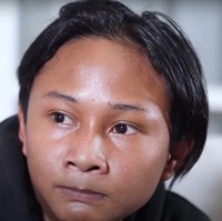 Dalam wawancaranya dengan Denny Cagur, Fajar mengatakan jika anak tertua dalam keluarganya ialah ayahnya. Walaupun Denny sempat menjelaskan beberapa kali namun Fajar tetap kekeh mengatakan jika ayahnya lah yang merupakan anak paling tua. Foto: YouTube/Denny Cagur TV