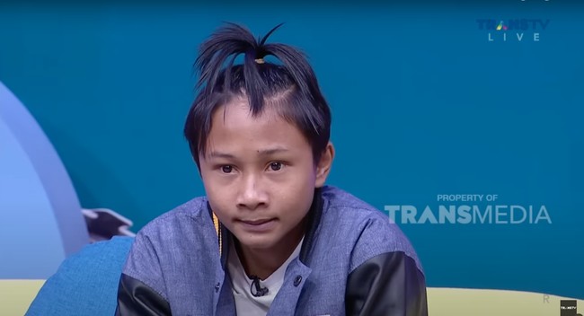 Fajar Sad Boy viral karena video dirinya yang tengah menangis sesenggukan akibat patah hati. Bahkan namanya sempat menjadi trending topik di Twitter Indonesia pada Senin (26/12/22). Foto: YouTube/Trans TV Official