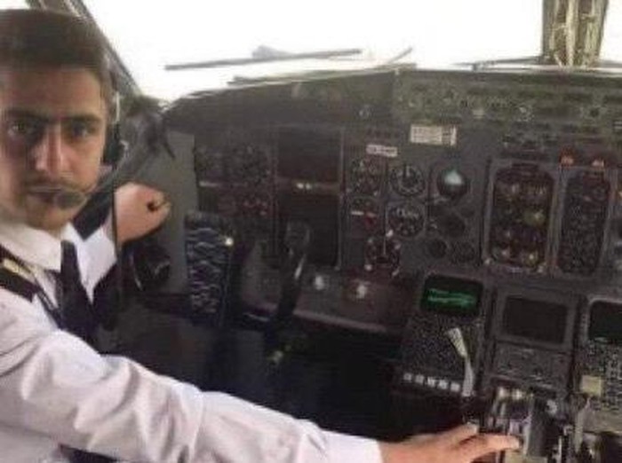 Foto Amir Rashid Wani yang berhasil menjadi pilot wujudkan impian ibunya.