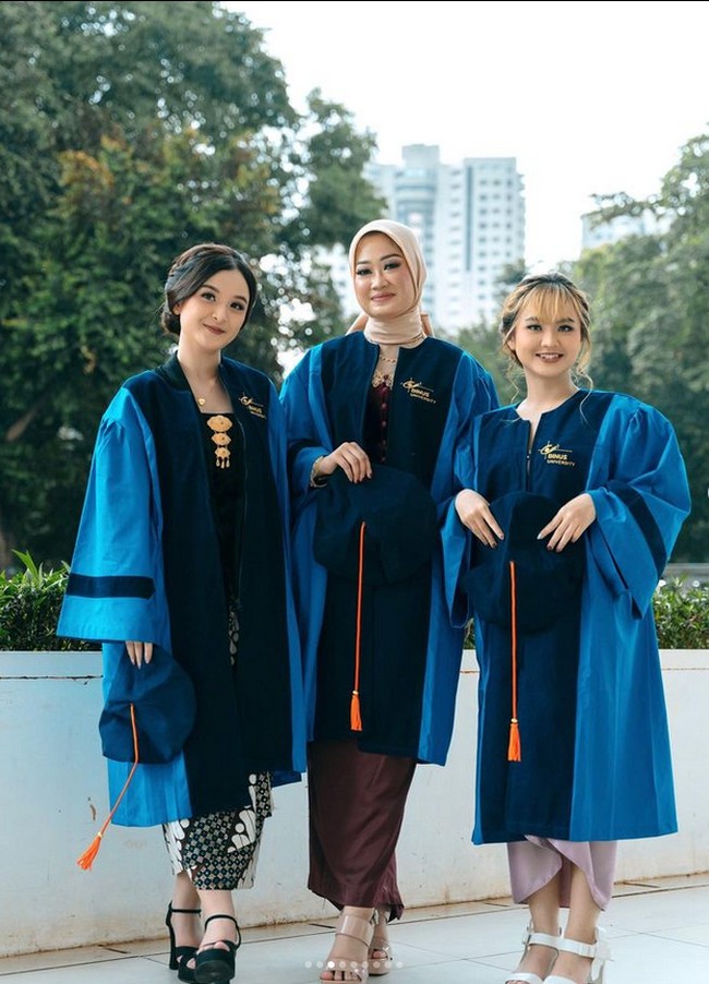 Atha menjalani wisuda kelulusannya dari Universitas Bina Nusantara. Wisudanya berlangsung di The Sultan Hotel & Residence Jakarta, anak Ria Enes ini mengabadikan momen usai wisuda bersama teman satu angkatannya. Foto: Dok. Instagram @atharania.